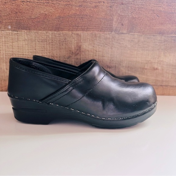 Dansko Professional Black Cabrio Clogs - Picture 3 of 8